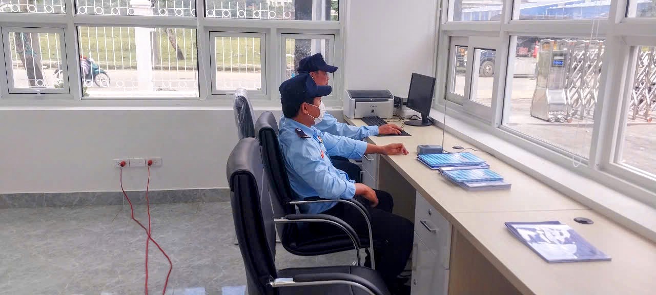 Bảo vệ Thành Long trực cổng chính nhà máy Silkroad