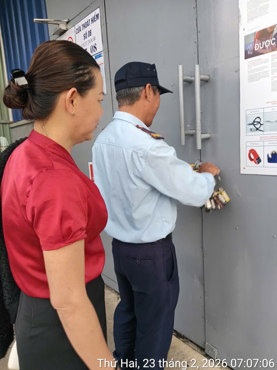 Gỡ niêm phòng để mở đầu ngày làm việc