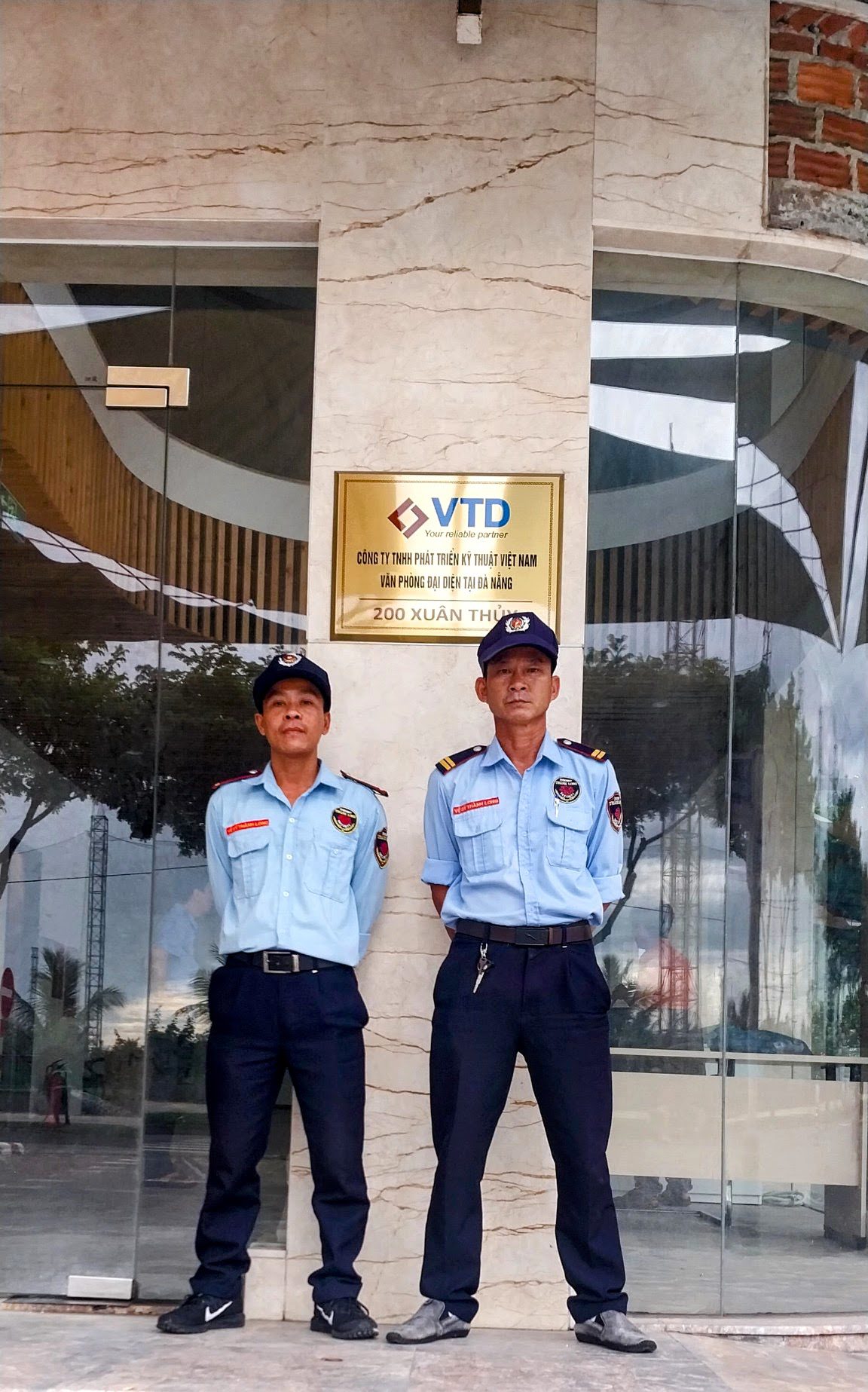 bảo vệ Tòa nhà