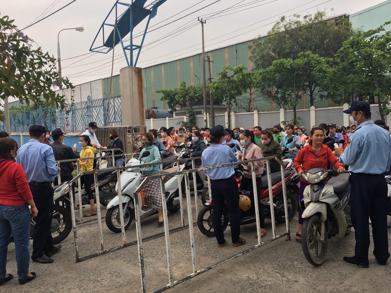 bảo vệ Cổng công nhân vào Nhà máy Quảng Ngãi