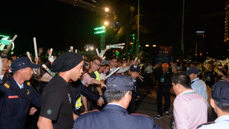 Rước cup C1 và hộ tống Ronaldinho